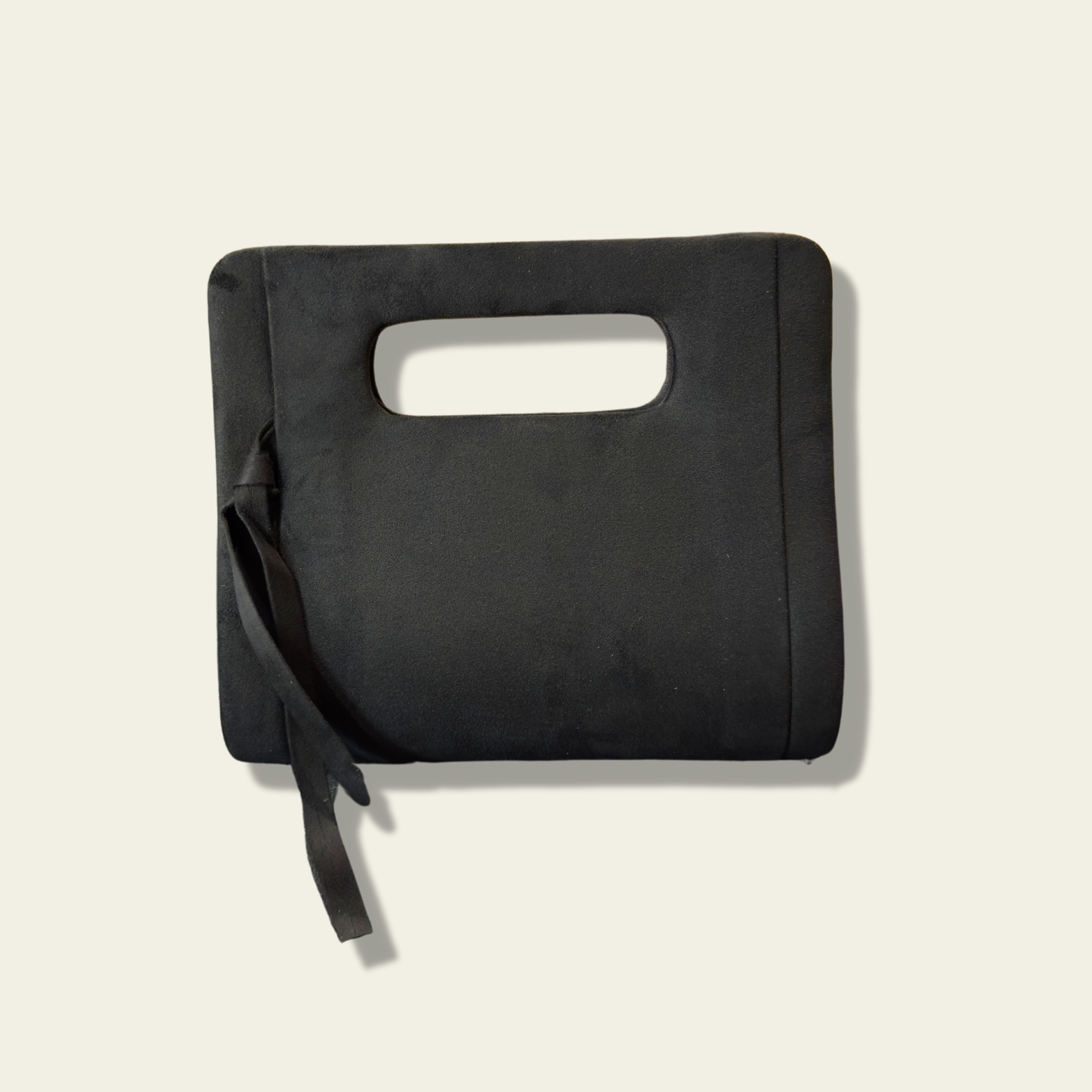 This elegant black evening bag is crafted from soft velvet, offering a luxurious texture. It features a subtle fringe detail on one side, adding a touch of movement and sophistication. The simple yet chic design makes it a versatile accessory for formal events or evening outings.