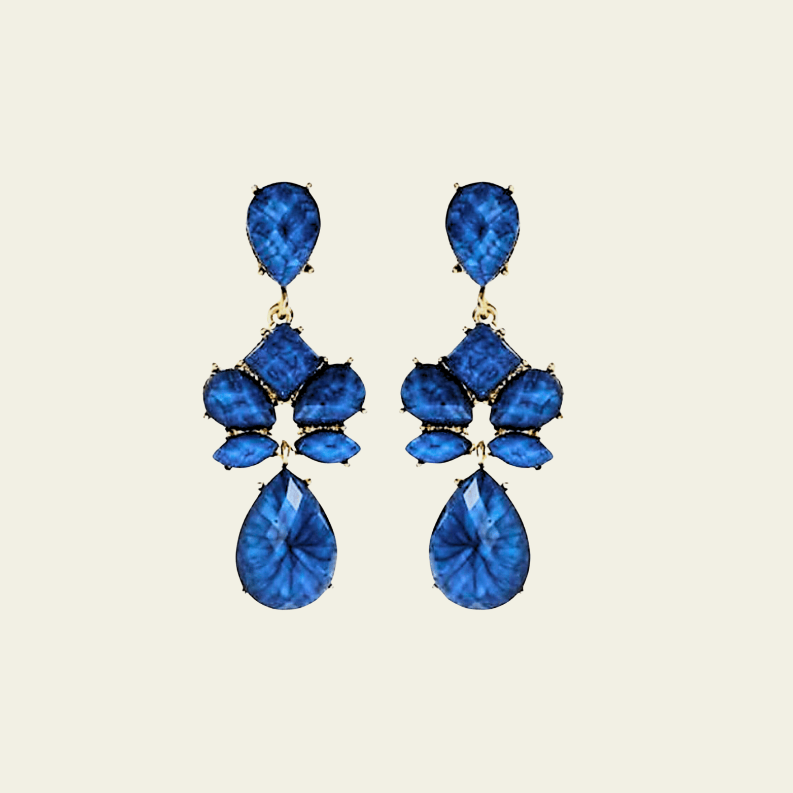 These elegant chandelier earrings feature a stunning design with blue stones that dangle in multiple layers, creating a luminous and sophisticated effect. The blue stones are arranged in a geometric pattern, adding depth and movement to the earrings. 