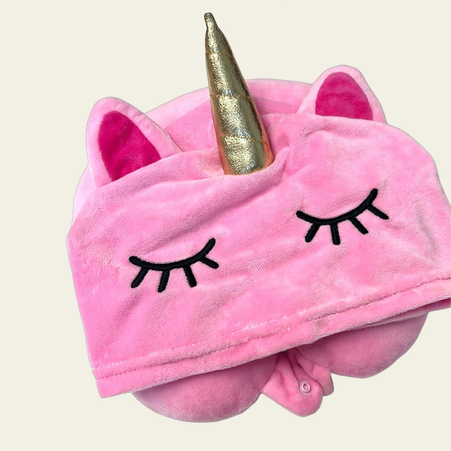 This adorable neck pillow with a hood for kids is designed to provide comfort and support during travel. Shaped like a cute pink unicorn, it offers a fun and cozy experience for children while they rest on long car rides, flights, or during naps. The soft and plush material ensures comfort, while the pillow’s ergonomic design helps support the neck for a more relaxed journey.